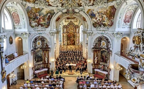Blick in die Stiftskirche in Wolfegg beim Kirchenkonzert